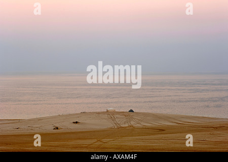 Tente bédouine sur les rives de la mer intérieure (Khor Al Adaid) dans le sud de l'Qatar. Banque D'Images