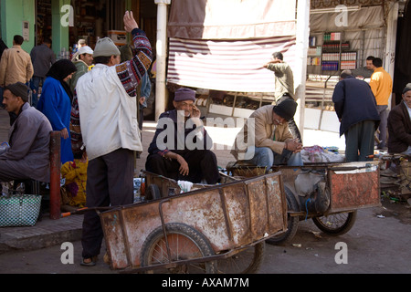 Marché d'Agadir, Maroc, Afrique du Nord-Ouest. Les charrettes et les commerçants du marché de la vente Banque D'Images