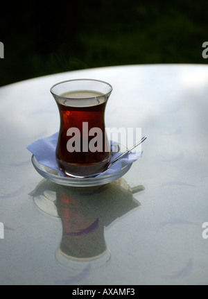 NMB74376 thé turc dans le verre de la plaque sur la table à Istanbul Turquie Banque D'Images