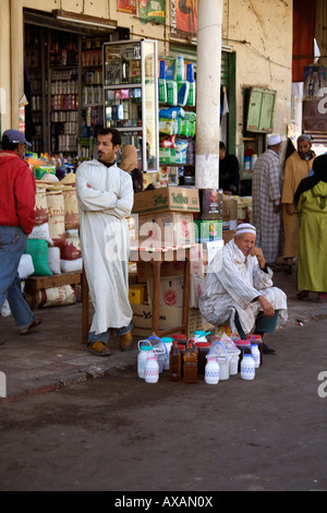 Marché d'Agadir, Maroc, Afrique du Nord-ouest de la rue scène boutique. Banque D'Images