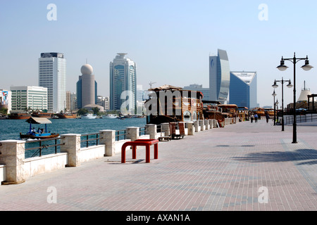 Le remblai et les bâtiments le long de la crique de Dubaï (Khor Dubaï). Banque D'Images