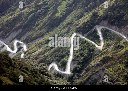 Route de terre avec lacets à flanc de montagne dans les Andes équatoriennes Banque D'Images