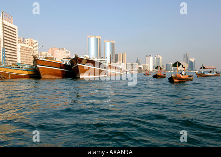 Une vue le long de la crique de Dubaï (Khor Dubaï) montrant les bâtiments en bois et ferry boats (appelé abras). Banque D'Images