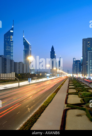 Un crépuscule voir la circulation pédestre et les bâtiments le long de Cheikh Khalifa Bin Zayed Road, à Dubai. Banque D'Images