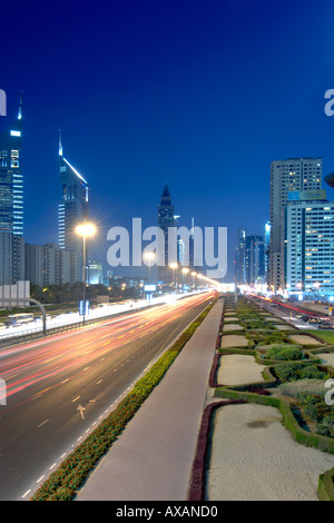 Un crépuscule voir la circulation pédestre et les bâtiments le long de Cheikh Khalifa Bin Zayed Road, à Dubai. Banque D'Images