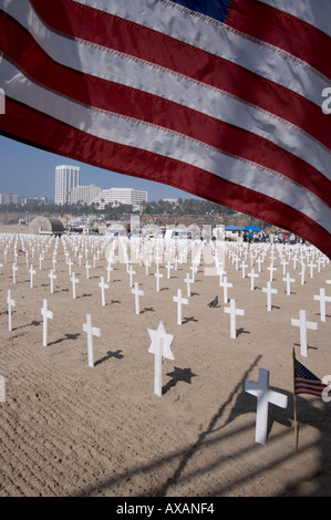 Drapeau et croise sur la plage de Santa Monica, en Californie. Banque D'Images