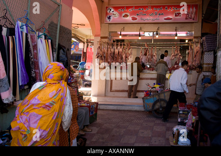 Marché d'Agadir, Maroc, Afrique du Nord-Ouest. Vue générale du marché intérieur, une boucherie Banque D'Images