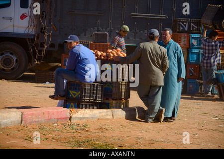 Marché d'Agadir, Maroc, Afrique de l'Ouest. Commerçants hommes parler discussion Banque D'Images