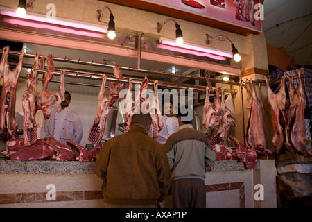 Marché d'Agadir, Maroc, Afrique du Nord-Ouest. Boucherie avec de la viande fraîche pendaison Banque D'Images