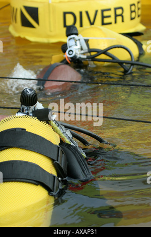 Deux plongeurs avec les chefs dans l'eau de Okauchee Fire Department Unité de plongée faisant un système de grille technique de recherche Banque D'Images