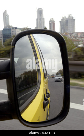 -Taxi74344 vue arrière miroir en verre de forme oblongue avec cadre plastique noir couleur jaune taxi à Istanbul Turquie Banque D'Images