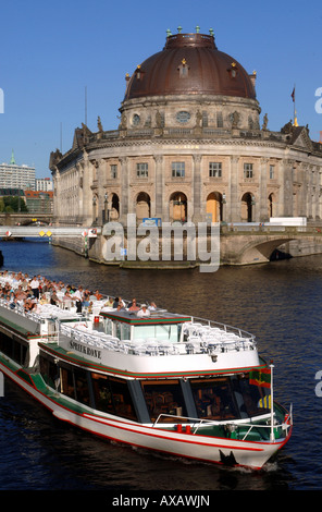 Un bateau à vapeur à côté du Musée de Bode sur l'île des musées à Berlin, Allemagne Banque D'Images