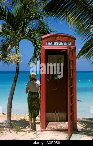 Antigua, Dickenson Bay, cabine téléphonique et palmiers Banque D'Images