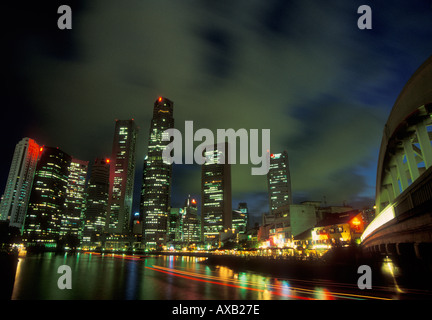 Gratte-ciel cafés restaurants et magasins sur Boat Quay Singapour Asie du Sud-Est eye35.com Banque D'Images