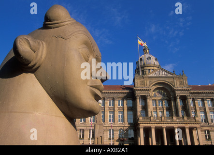 Sphinx Guardian statue à l'extérieur du Conseil et mairie, Square Victoria Birmingham West Midlands England GB UK EU Europe Banque D'Images