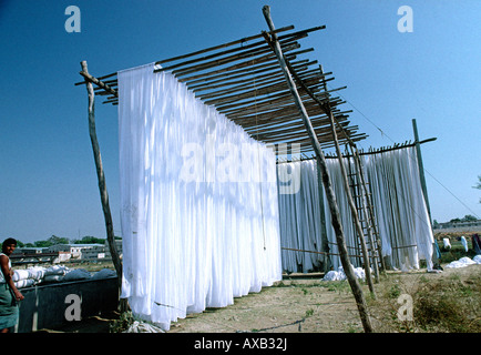 L'artisanat de l'Inde Rajasthan Jaipur Sanganer près de séchage tissu blanchi sur les banques de la rivière Saraswati Banque D'Images