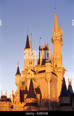 Cinderella's Castle dans le soleil du soir, Magic Kingdom, Disney World, Orlando, Floride, USA, Amérique Latine Banque D'Images