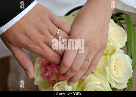 Mains de brides plus de roses bouquet, France Banque D'Images