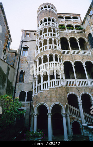 Italie Venise le 15 ème C escalier extérieur de l'Hôtel Palazzo Contarini del Bovolo Banque D'Images