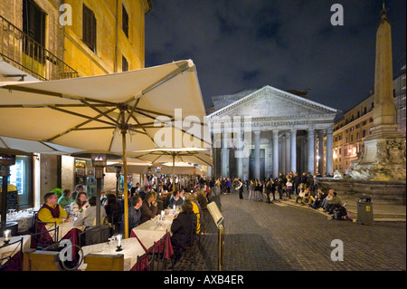 Le restaurant-terrasse et le Panthéon de nuit, Piazza della Rotonda, Centre Historique, Rome, Italie Banque D'Images