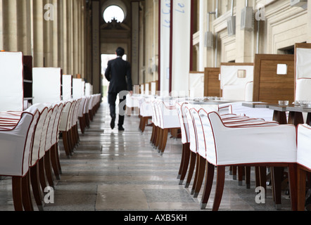 Cafe Marly situé dans le bâtiment du Musée d'art du Louvre, Paris, France Banque D'Images