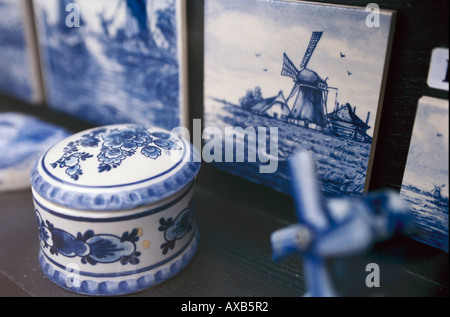 Une boîte faite de porcelaine de Delft, Amsterdam, Pays-Bas Banque D'Images