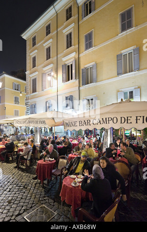 Wine Bar de nuit, la Piazza Campo de Fiori, Centre Historique, Rome, Italie Banque D'Images