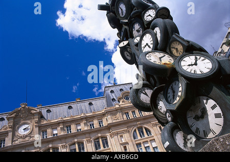 Sculpture montres à la gare Gare Saint Lazare, Gare Saint-Lazare, Paris France Banque D'Images