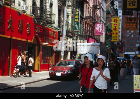 Les gens dans une rue à Chinatown, Pell Street, Chinatown, Manhattan, New York, USA, Amérique Latine Banque D'Images