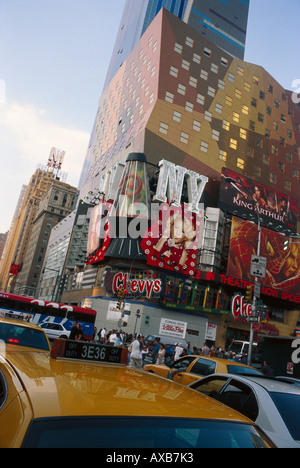 Les taxis sur la 42e Rue &AMP ; 8e Avenue, Manhattan, New York, USA, Amérique Latine Banque D'Images