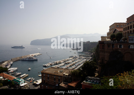 Une vue du port de Sorrento avec un bateau de croisière dans l'arrière-plan et divers hôtels, bateaux et yachts à l'avant-plan Banque D'Images