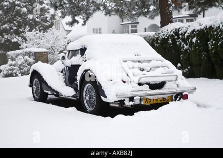 Vue arrière d'une voiture de sport Morgan couvertes de neige Banque D'Images