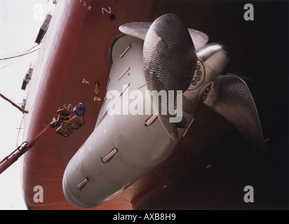 Assemblée générale du moteur nacelles, hélice et moteur dans une unité, Queen Mary 2, chantier à Saint-Nazaire, France Banque D'Images