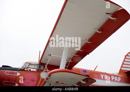 Avion biplan vu à partir d'un angle faible Banque D'Images