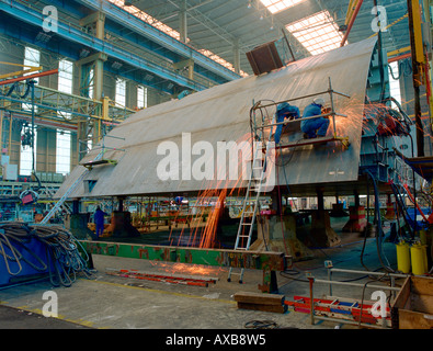 Les plaques d'acier à souder, cale sèche, Queen Mary 2, Saint-Nazaire, France Banque D'Images