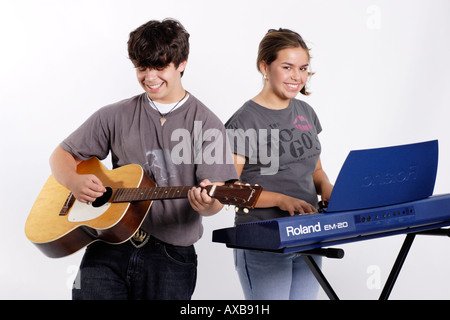 Stock photo de deux adolescents jouant de la musique Banque D'Images