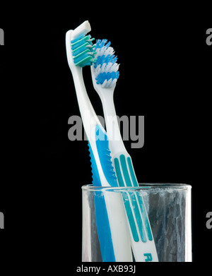 Une paire de brosses à dents dans un verre. Photo par Jim Holden. Banque D'Images