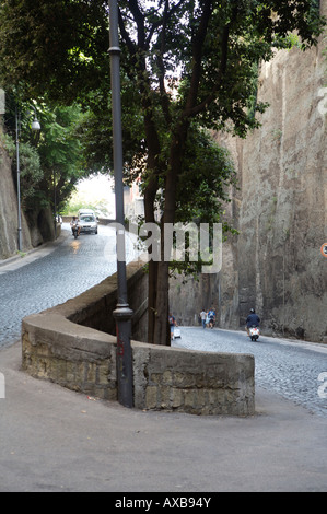 La sinueuse route pavée sinueuse menant au port de Sorrento à partir de la piazza principale/square dans la ville au-dessus Banque D'Images