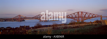 Soir sur le pont Forth Rail en réparation enjambant le Firth of Forth de South Queensferry Edinburgh Scotland UK Banque D'Images