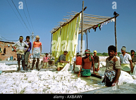 L'artisanat de l'Inde Rajasthan Jaipur Sanganer près de chiffon trempé dans la base de colorant colorants azoïques Banque D'Images