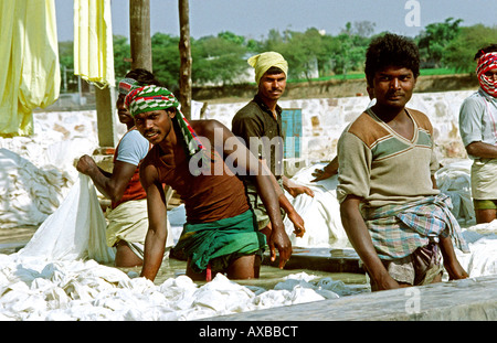 L'artisanat de l'Inde Rajasthan Jaipur Sanganer près de trempage en tissu hommes base colorant colorants azoïques Banque D'Images