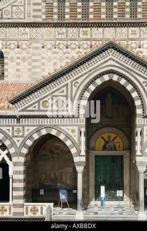 Détail de l'ornate striped portique de Duomo di Sant' Andrea, Amalfi, Campanie, Italie Banque D'Images