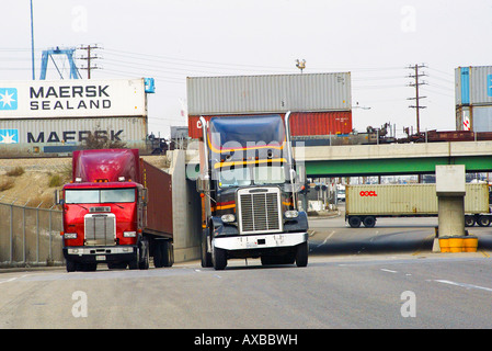 Les camions, les conteneurs, charger et décharger les navires dans le Port de Los Angeles, Californie, USA Banque D'Images