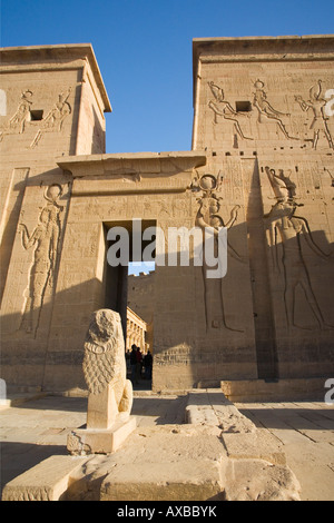 Premier pylône du Temple d'Isis à Philae près de Nubie Assouan Haute Egypte Afrique du Nord Moyen-orient Banque D'Images