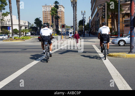 Patrouille de police sur des bicyclettes à Huntington Beach, Californie, USA Banque D'Images