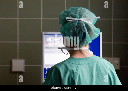 Infirmière en chirurgie dans une salle d'opération, Berlin, Allemagne Banque D'Images