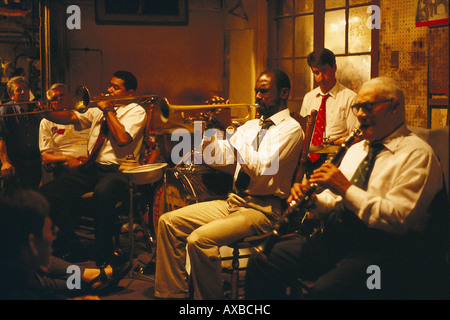 Jazz Band, des musiciens jouant des instruments à vent, Preservation Hall, Quartier français, la Nouvelle Orléans, Louisiane, USA, Amérique Latine Banque D'Images