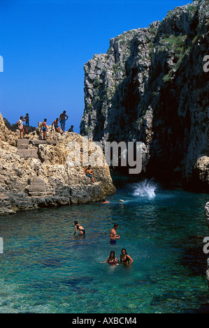 Falaises près de Gagliano del Capo, salent Pouilles, Italie Banque D'Images