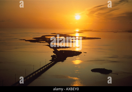 Pont reliant les petites îles au coucher du soleil, Seven Mile Bridge, Florida Keys, Floride, États-Unis d'Amérique, l'Amérique Banque D'Images