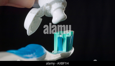 Dentifrice soit écrasé par un tube en désordre sur une brosse à dents. Photo par Jim Holden. Banque D'Images